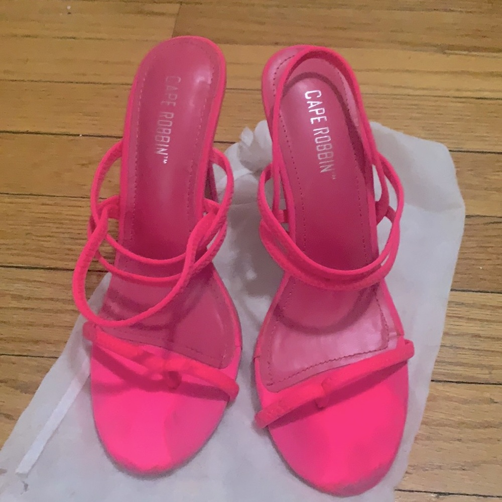 Heel shoes